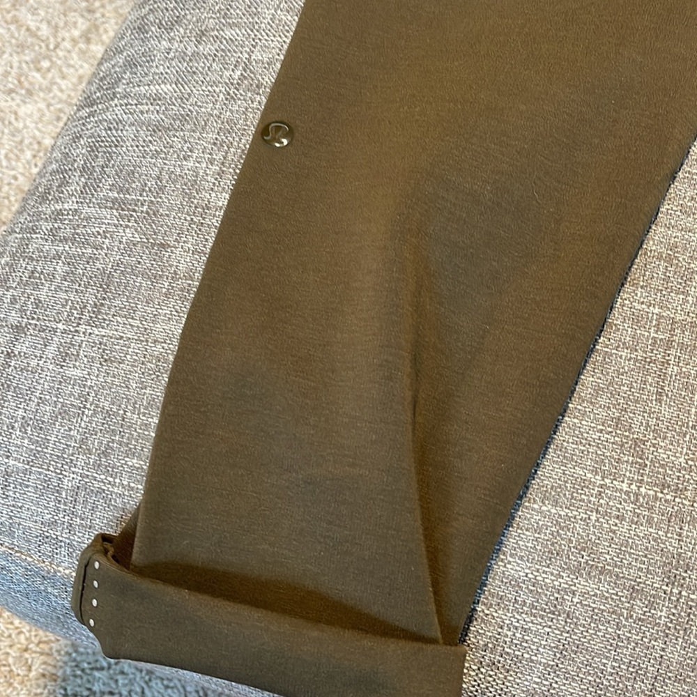 Lululemon olive green pants back zippers, but in front - Picture 5 of 12